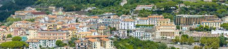 Ciudad pequeña Vietri Sul Mare en Campania Italia Día de verano Viaje a lo largo de la costa de Amalfi.