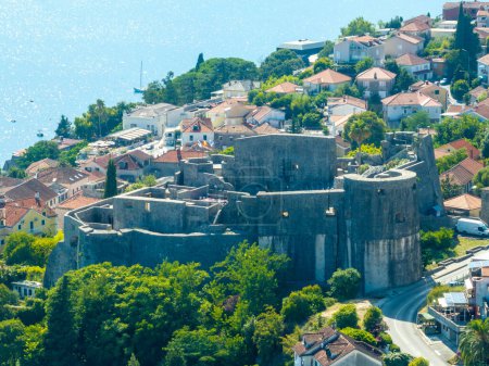 Stadt Herceg Novi, Bucht von Kotor, Straßen von Herzeg Novi, Montenegro, mit Altstadtkulisse, Kirche, Festung Forte Mare, Adriaküste an einem sonnigen Tag