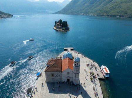 Iglesia de Nuestra Señora de Skrpjela en Perast, Bahía de Kotor, Montenegro.