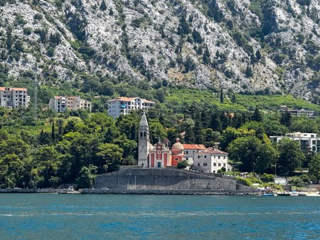 An der idyllischen montenegrinischen Küste, in der Nähe der Stadt Kotor, steht die Kirche St. Matthias