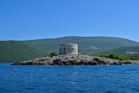 Fort Arza in der Bucht von Kotor, Montenegro. Arza ist eine Festung, die während der hundertjährigen Herrschaft der Österreich-Ungarn auf der Halbinsel Lustica erbaut wurde.