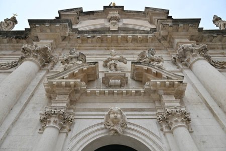 Téléchargez les photos : Eglise de style baroque Saint Baise sur la place Luza à Dubrovnik, Croatie. - en image libre de droit