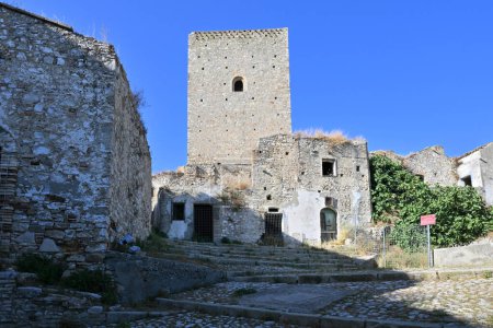 Normannenturm im verlassenen Dorf Craco, Basilikata, Italien.
