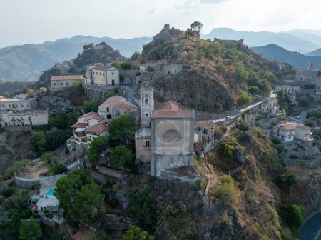 Iglesia de San Nicolo en Savoca pueblo siciliano, Sicilia, Italia