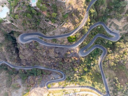 Vista aérea de la sinuosa carretera a la ciudad de Savoca, Sicilia, Italia.