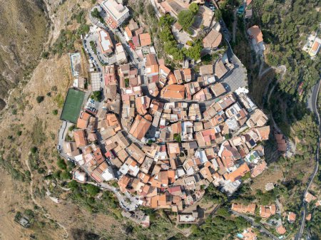Espectacular vista aérea de Taormina y Castelmola Aldeas Medievales en Sicilia, Italia