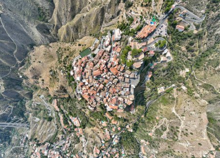 Spektakuläre Luftaufnahmen der mittelalterlichen Dörfer Taormina und Castelmola auf Sizilien, Italien