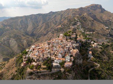 Espectacular vista aérea de Taormina y Castelmola Aldeas Medievales en Sicilia, Italia