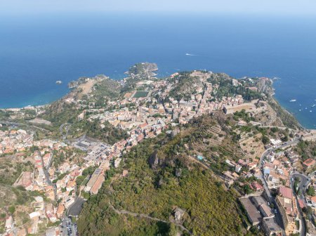 Vista aérea de Taormina, Sicilia, Italia. Vista de las aguas azules del mar Jónico.