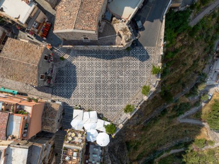 Luftaufnahme der Piazza San Antonio di Castelmola Mittelalterliches Dorf in Sizilien, Italien
