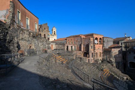 Antikes römisches Theater in Catania, erbaut aus Kalkstein und schwarzer Lava.