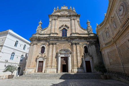 Catedral Maria Santissima della Madia (Basílica Cattedrale Maria Santissima della Madia) en el casco antiguo de Monopoli, Puglia, Italia. Región de Apulia