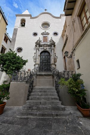 Fachada de la Iglesia del Purgatorio en la parte histórica de la ciudad de Cefalú en la isla de Sicilia, Italia.