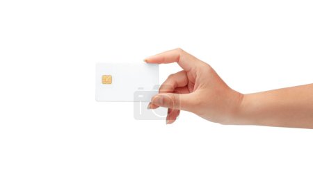 Téléchargez les photos : Femme Main tenant vierge carte de puce de crédit isolé sur fond blanc avec chemin de coupure, pour les affaires et la finance, ou concept de paiement. - en image libre de droit