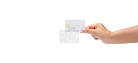Téléchargez les photos : Femme Main tenant vierge carte de puce de crédit isolé sur fond blanc avec chemin de coupure, pour les affaires et la finance, ou concept de paiement. - en image libre de droit