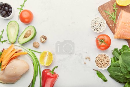 FODMAP, Low-Carb-Diät Hintergrund mit Kopierraum - Hühnerfleisch, Lachs, Gemüse und Obst, Nüsse, Gemüse, Kichererbsen, Bohnen