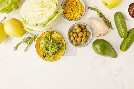 Bajo forraje ingredientes veganos verduras, frutas, verduras. Concepto de dieta Fodmap con espacio de copia. Acostado. Colores amarillo y verde.