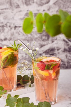 Foto de Mocktails refrescantes no alcohólicos de verano con cítricos, mocktail de pomelo. Cócteles fríos de desintoxicación. - Imagen libre de derechos
