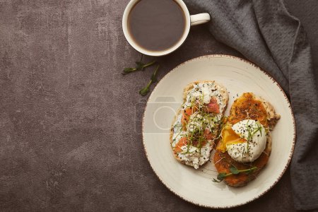 Téléchargez les photos : Sandwichs santé avec yaourt grec et tartinade de courgettes, œuf poché, saumon et café. Espace de copie - en image libre de droit