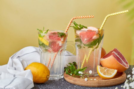 Foto de Cócteles frescos estéticos con frutas. Alcohol bajo, bebidas a prueba de cero - Imagen libre de derechos