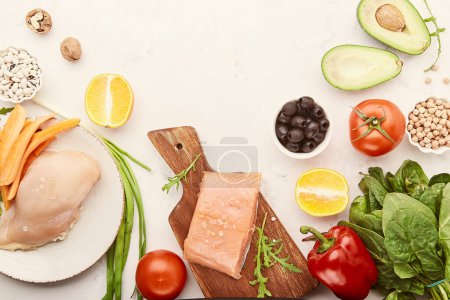 Low-Carb-Speiseplan: - Hühnerfleisch, Räucherlachs, Gemüse und Obst, Nüsse, Gemüse, Kichererbsen, Bohnen. Kopierraum.