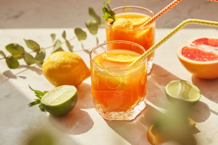 Foto de Cóctel de verano de cítricos refrescantes sin alcohol con pomelo, naranja, limón y lima. Bebida vitaminizada desintoxicación. - Imagen libre de derechos