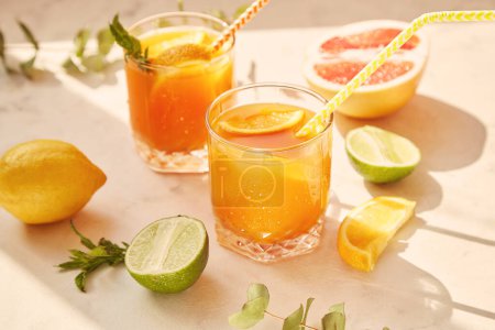 Foto de Cóctel de verano con pomelo y naranja. Alcohol bajo, concepto de bebidas sin pruebas. Sombras de moda y luz solar - Imagen libre de derechos