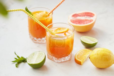 Foto de Bebidas cítricas no alcohólicas, cero con pomelo, naranja, limón y lima. Desintoxicación bebida saludable vitaminizada - Imagen libre de derechos