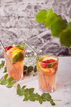 Foto de Cócteles de verano refrescantes de desintoxicación sin alcohol con pomelo cítrico, limón y fresa. - Imagen libre de derechos