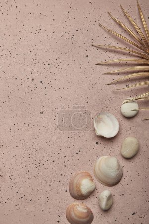 Téléchargez les photos : Élégance estivale sur sable rose, accents dorés et espace de copie. - en image libre de droit