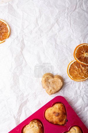 Téléchargez les photos : Délices de boulangerie chérie gâteries en forme de cœur et tranches d'orange séchées pour des concepts de desserts créatifs - en image libre de droit