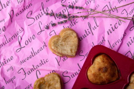 Téléchargez les photos : Délicates pâtisseries coeur prêtes pour une célébration douce, avec des garnitures de fleurs. - en image libre de droit