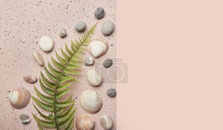 Téléchargez les photos : Fond d'été avec feuilles dorées et coquillages sur sable rose avec espace de copie. Bannière extra large. - en image libre de droit