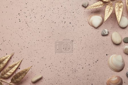 Téléchargez les photos : Texture sablonneuse rose avec coquillages, cailloux pour un fond d'été avec espace de copie. - en image libre de droit