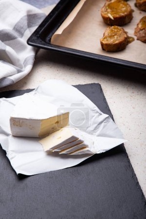 Téléchargez les photos : Nature morte culinaire avec fromage Brie à pâte molle et pain grillé au four - en image libre de droit