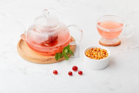 Vitaminisierter gesunder Tee mit Preiselbeere, Minze und Sanddorn. Biologisches Naturgetränk
