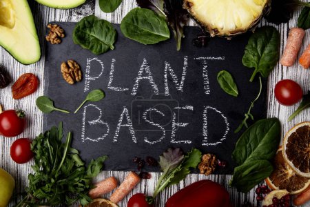 Productos dietéticos a base de plantas con verduras frescas y aguacate: elección de alimentos nutritivos y saludables.