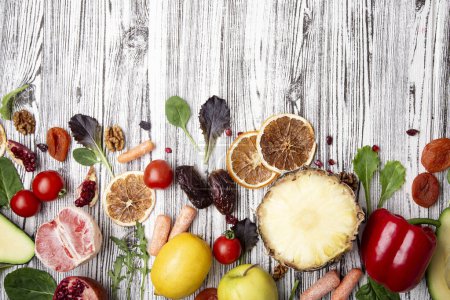 Grundlagen einer gesunden Ernährung mit Obst, Gemüse und Nüssen.