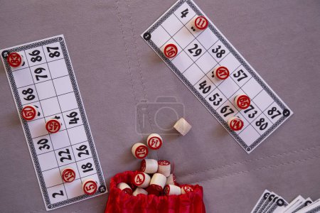 Klassisches Bingo-Spiel mit Holzzahlen im Sonnenlicht.