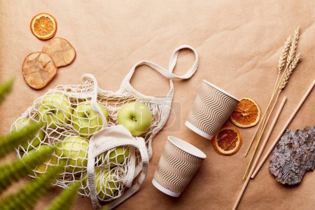 Natürlicher, umweltfreundlicher und abfallfreier Hintergrund. Öko-Einkaufstasche mit Äpfeln auf Bastelpapier. Nachhaltiger, plastikfreier Lebensstil