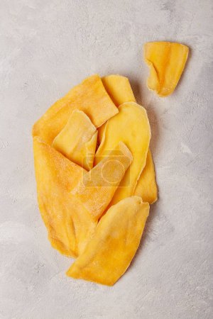 Nährstoffreicher Genuss - visueller Genuss von vitaminreichen, getrockneten Mango-Snacks.