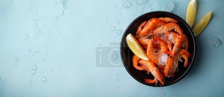 Téléchargez les photos : Crevettes décongelées dans un bol. Poissons glacés de mer et d'océan. Concept de supermarché de poisson. - en image libre de droit