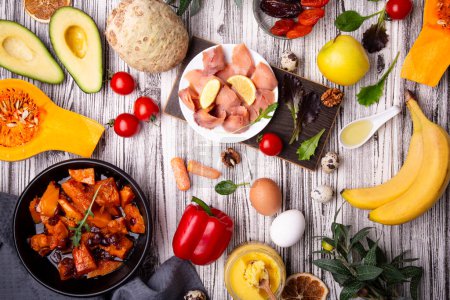Légumes frais, fruits et protéines pour un mode de vie sain. Régime méditerranéen, Paléo, Keto.
