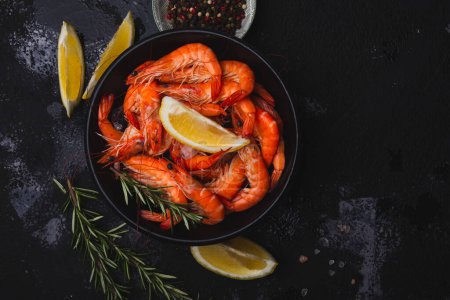 Dîner de fruits de mer capturé dans un bol de crevettes, adapté aux magazines de style de vie ou aux blogs diététiques.