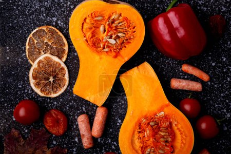 Ingredientes de otoño - calabaza entera con verduras crudas. Dieta a base de plantas.