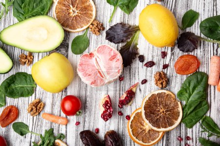 Opciones de estilo de vida saludable con frutas frescas y verduras orgánicas.
