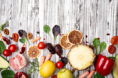 Esenciales de una dieta saludable con frutas, verduras y frutos secos.