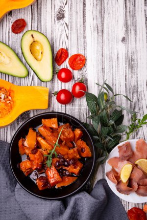 Frisches Gemüse, Obst und Proteine für einen gesunden Lebensstil. Mediterrane Ernährung, Paläo, Keto.