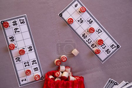 Klassisches Bingo-Spiel mit Holzzahlen im Sonnenlicht.