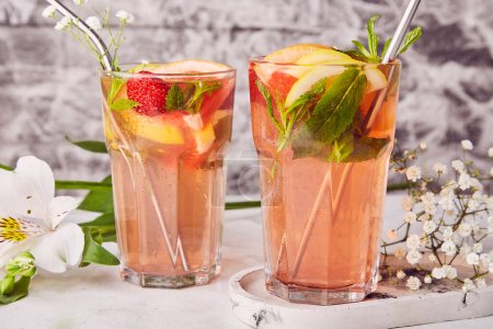 Großaufnahme von Cocktails Funkelnder Schwanz. Alkoholfreie Mischung aus Zitrusfrüchten, Erdbeeren und Funkeln